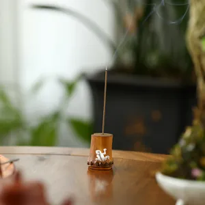 Porta inciensos artesanal de bambú natural con rana de plata para la ceremonia del té.