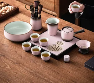 Nahaufnahme eines Keramik Kung Fu Tee Sets mit Farbverlauf auf elegantem Holztisch