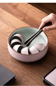 Groot keramisch theewasbakje set met kopjes en tang voor traditionele Chinese gongfu thee.
