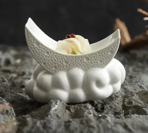 Assiette créative en céramique croissant lune nuage pour dressage cuisine et hors-d'œuvre.