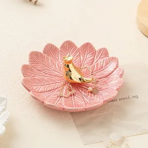 Rosa keramische Blattschmuckschale mit Goldvogel und filigraner Kette für tolle Deko.