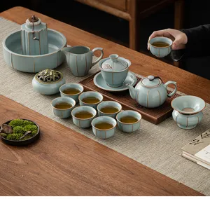 Détail service à thé Kung Fu céladon, théière et tasses céramique élégantes bureau.