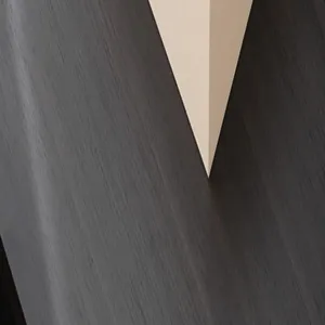 Detailaufnahme einer dunklen Holzmaserung Teegeschenkbox mit minimalistischem Design.