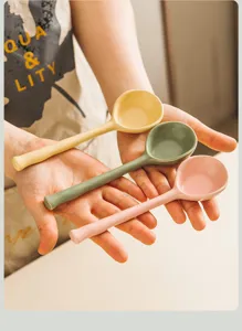 Set de 3 cucharas de cerámica amarilla verde y rosa, mango largo para postres y sopas.