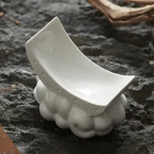 Assiette croissant en céramique blanche avec base nuage, vaisselle élégante pour hôtel.
