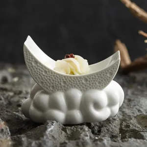 Plat en ceramique croissant de lune et nuage pour cuisine fusion artistique et entree.