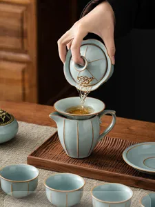 Détail du service à thé Kung Fu céladon four Ru, élégant gaiwan en céramique et tasse en bois.