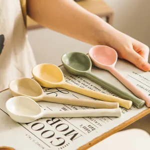 Cuchara de sopa de cerámica japonesa con mango largo vajilla bonita para cocina y postre