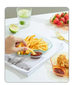 Dettaglio del piatto trasparente scompartito per snack, ideale come piatto da frutta.