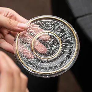 Dessous de verre à thé en verre transparent avec bord doré et motif de vagues japonaises.