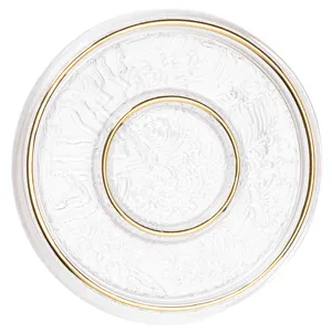 Sous-tasse à thé en verre transparent avec bord doré et motif de vagues en relief.
