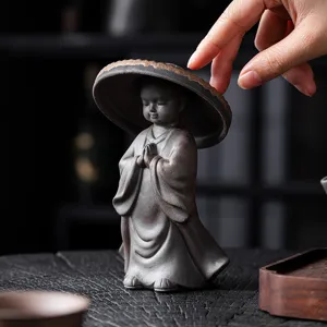 Kleine monnik figuur van grof aardewerk thee huisdier retro Chinese tafel decoratie