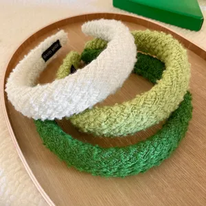 Primo piano dettagliato del cerchietto intrecciato in peluche con consistenza morbida, inverno.
