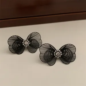 Boucles d'oreilles papillon creuses noires avec strass étincelants, clous d'oreilles élégants.