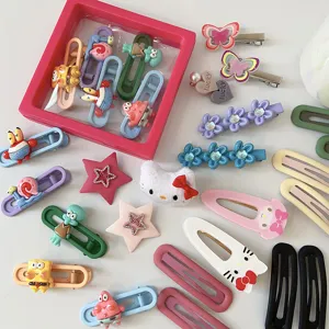 Vue détaillée de pinces à cheveux de dessin animé colorées de style dopamine pour filles.