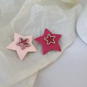 Détail de pince à cheveux étoile mignonne, barrette en résine rose avec strass étincelants.