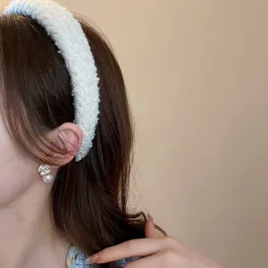 Cerchietto intrecciato in peluche retrò da donna, elegante fascia bianca invernale moda.