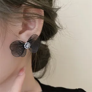 Chic boucles doreilles noeud papillon en maille noire avec perle et beau cristal chic.