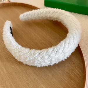 Cerchietto in tessuto felpato bianco, fascia per capelli retrò spessa e strutturata, accessorio invernale.
