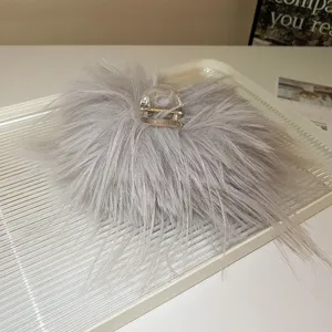 Elegante molletta per capelli con nappe di piume da donna, dettaglio fermaglio chic.