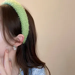 Cerchietto intrecciato in peluche retrò con orecchini di perle, elegante accessorio per capelli.