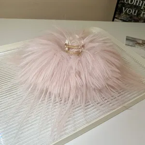 Molletta per capelli rosa soffice con piume per donne, accessori per capelli eleganti e chic.