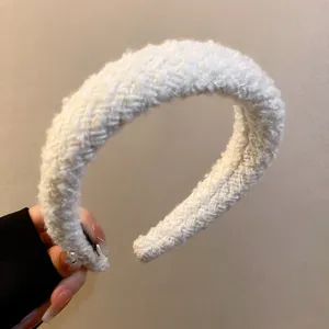 Cerchietto intrecciato in peluche bianco, accessorio per capelli spesso e rétro invernale.