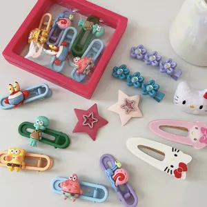 Joli set de barrettes à cheveux de dessin animé avec motifs de personnages et fleurs.