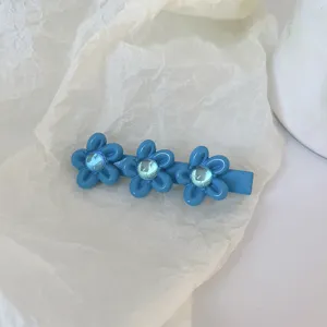 Jolie pince à cheveux bec de canard fleur bleue avec strass, accessoire élégant et mignon.