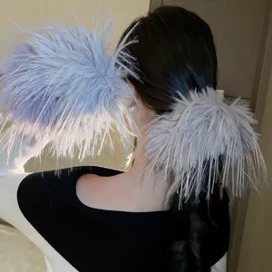 Dettaglio molletta per capelli con piume chic, elegante pinza grigia per acconciature donna.