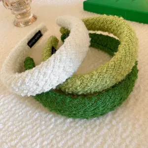 Cerchietto intrecciato spesso in bianco e verde, accessorio per capelli in morbido peluche autunnale.