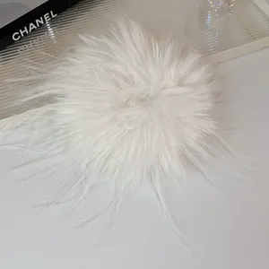 Molletta per capelli con piuma bianca vintage elegante accessorio soffice vista dettaglio