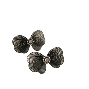 Boucles d'oreilles papillon en tulle noir élégantes avec perles et cristal, bijoux chic.