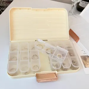 Vista dettagliata della scatola portagioie portatile, scomparti trasparenti per anelli e piccoli oggetti.