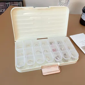 Scatola portaoggetti per gioielli portatile con design multi-griglia per anelli e orecchini.