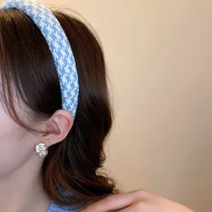 Élégant bandeau en tweed bleu et boucles d'oreilles perles de fleurs pour femmes.