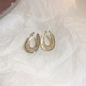 Gold U-shaped pearl earrings, elegant minimalist ear studs for women fashion jewelry styling.