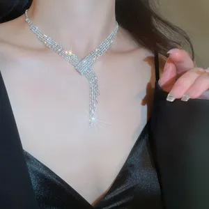 Elegantes kolie tsoker me strass, lamperi krystallini alisi gia gynaikes modeora.