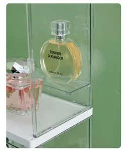 Dettaglio di vetrina in acrilico trasparente con scatola per cosmetici multistrato.
