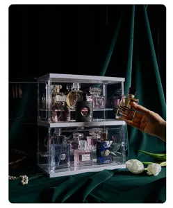 Dettaglio scatola porta profumo in acrilico trasparente con flaconi di lusso su display in velluto.