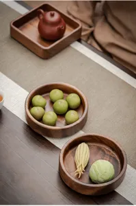Détail en bois des petites assiettes et plateaux créatifs pour accessoires de thé et snacks.