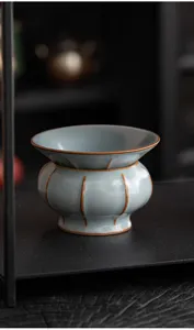Colino per tè in ceramica con smalto celadon stile forno Ru e base per il tè.