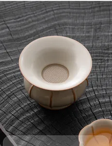 Filtro da tè in ceramica forno Ru vista di dettaglio, accessorio per set da tè cinese.