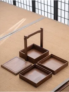Detailansicht der Teebox aus massivem schwarzem Walnussholz mit mehreren Tabletts.