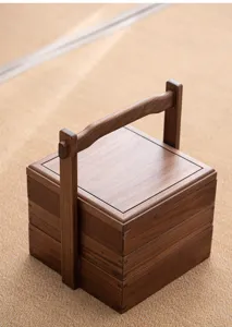 Nahaufnahme der feinen Schwarznuss-Holzmaserung und des eleganten Griffs der Teebox.
