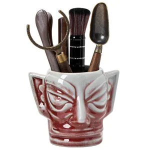 Traditionelles chinesisches Teezeremonie-Set mit Keramik-Teedosenhalter und Zubehör.