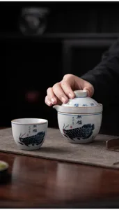 Chinesisches Keramik Reise-Teeset Detail, tragbarer Teetopf mit Fischmuster und Teetasse.