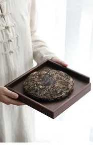 Detailansicht des Teeblatts aus massivem Walnussholz, hochwertiger traditioneller Teekuchen.