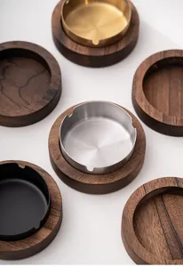 Posacenere in legno massello di noce con inserto in metallo, design di lusso per la casa.