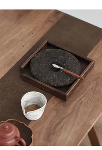Massivholz Walnuss Teetablett für Puerh Teekuchen Präsentation und stilvolles Teezubehör.